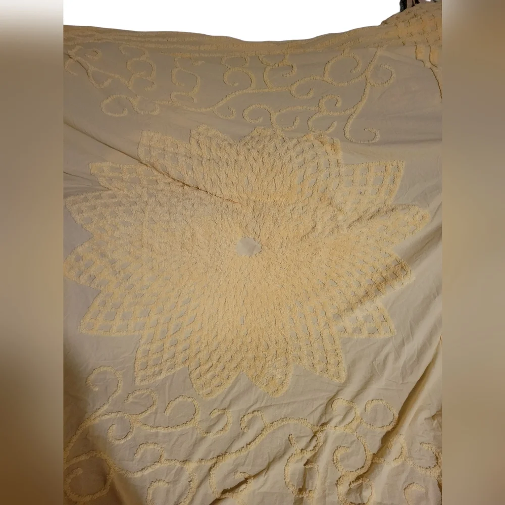 Vintage Flower Chenille Coverlet Beadspread